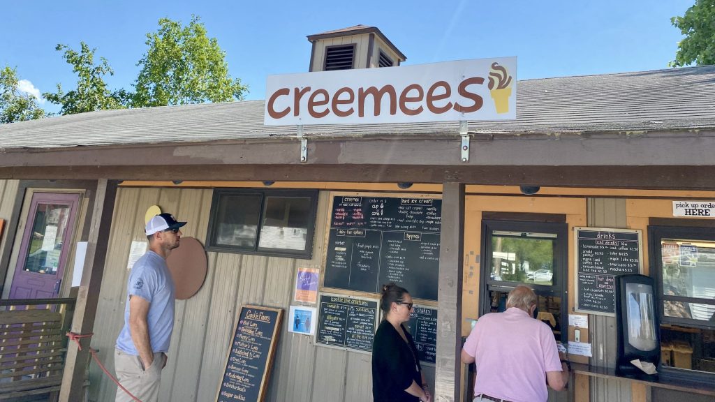 swifthouseinn_cookielove_vermont | Swift House Inn creemee stand in ferrisburgh with people waiting in line